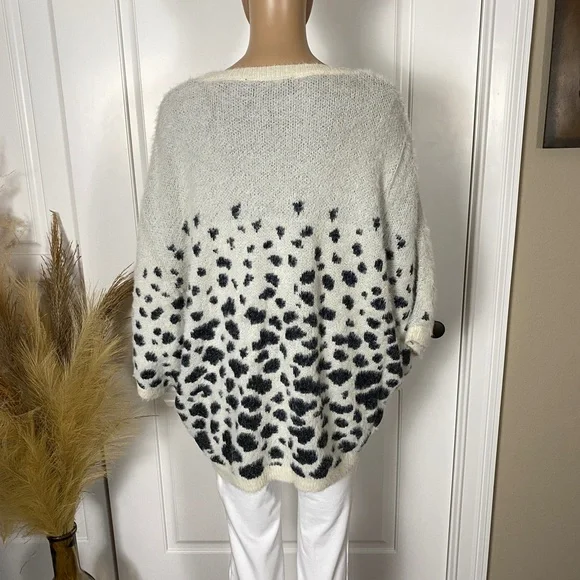 PLUS SIZE ANIMAL PRINT SWEATER - Picture 6 of 9